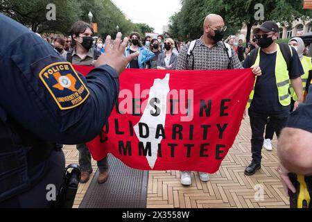 Palestina, Austin, Texas, Stati Uniti. 24 aprile 2024. Palestina Solidarity Committee Stage esce di classe all'Università del Texas, chiedendo il cessate il fuoco a Palestine, Austin, Texas. Mario Cantu/CSM/Alamy Live News Foto Stock