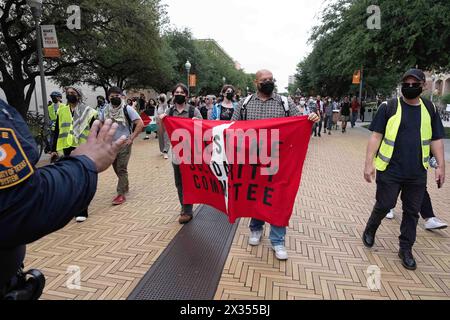 Palestina, Austin, Texas, Stati Uniti. 24 aprile 2024. Palestina Solidarity Committee Stage esce di classe all'Università del Texas, chiedendo il cessate il fuoco a Palestine, Austin, Texas. Mario Cantu/CSM/Alamy Live News Foto Stock