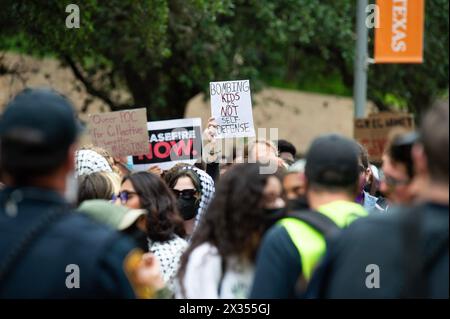 Palestina, Austin, Texas, Stati Uniti. 24 aprile 2024. Palestina Solidarity Committee esce di classe alla Gregory Gym dell'Università del Texas, chiedendo il cessate il fuoco a Palestine, Austin, Texas. Mario Cantu/CSM/Alamy Live News Foto Stock