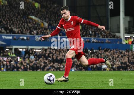 Liverpool, Regno Unito. 24 aprile 2024. Andrew Robertson di Liverpool rompe con il pallone durante la partita di Premier League Everton vs Liverpool al Goodison Park, Liverpool, Regno Unito, 24 aprile 2024 (foto di Craig Thomas/News Images) a Liverpool, Regno Unito, il 24/4/2024. (Foto di Craig Thomas/News Images/Sipa USA) credito: SIPA USA/Alamy Live News Foto Stock