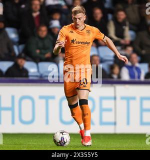 Coventry, Regno Unito. 24 aprile 2024. Liam Delap di Hull City al ballo durante l'EFL Sky Bet Championship match tra Coventry City e Hull City alla Coventry Building Society Arena, Coventry, Inghilterra, il 24 aprile 2024. Foto di Stuart Leggett. Solo per uso editoriale, licenza richiesta per uso commerciale. Non utilizzare in scommesse, giochi o pubblicazioni di singoli club/campionato/giocatori. Crediti: UK Sports Pics Ltd/Alamy Live News Foto Stock