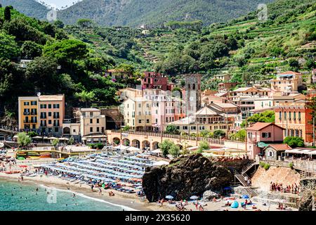 Monterosso, Italia - 10 luglio 2023: Splendida vista di Monterosso, uno dei borghi delle cinque Terre. Spiaggia con turisti accanto a edifici colorati Foto Stock