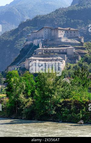 Panorama del forte di Bard e del fiume Dora Baltea, sullo sfondo delle Alpi. Foto Stock