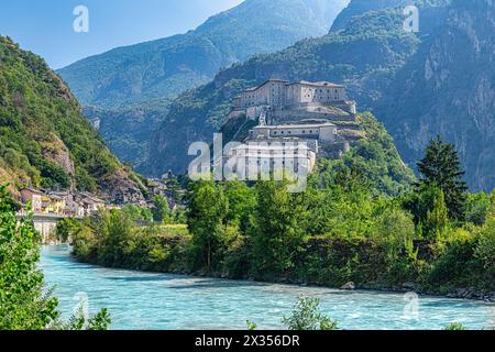 Panorama del forte di Bard e del fiume Dora Baltea, sullo sfondo delle Alpi. Foto Stock