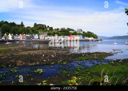 Villaggio sul mare di Tobermory sull'isola di Mull, nelle Ebridi interne, Scozia, Regno Unito Foto Stock