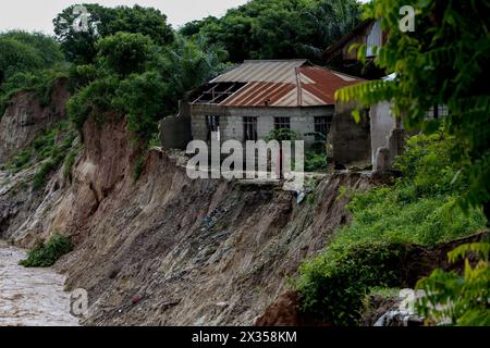 Dar es Salaam. 24 aprile 2024. La foto scattata il 24 aprile 2024 mostra una frana sulla riva del fiume a causa delle inondazioni improvvise causate dalle forti piogge in corso alla periferia di Dar es Salaam, Tanzania. Almeno 66 sono stati uccisi dalle inondazioni improvvise in Tanzania, causate da forti piogge. Crediti: Emmanuel Herman/Xinhua/Alamy Live News Foto Stock