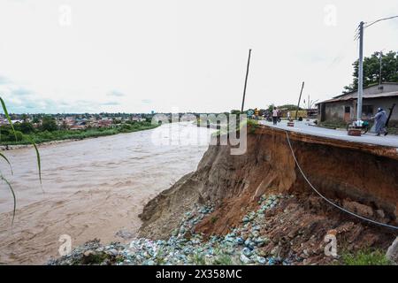 Dar es Salaam. 24 aprile 2024. La foto scattata il 24 aprile 2024 mostra una frana sulla riva del fiume a causa delle inondazioni improvvise causate dalle forti piogge in corso alla periferia di Dar es Salaam, Tanzania. Almeno 66 sono stati uccisi dalle inondazioni improvvise in Tanzania, causate da forti piogge. Crediti: Emmanuel Herman/Xinhua/Alamy Live News Foto Stock