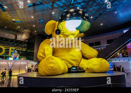 Doha, Qatar 31 23 gennaio. Aeroporto internazionale di Hamad, Lamp Yellow Bear di URS Fischer. Capitale della Coppa del mondo FIFA 2022. Foto Stock