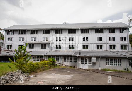 Kandy Road, Sri Lanka. 10.02.2023. Vecchia piantagione di tè abbandonata Geragama in Sri Lanka Kandy Road. edificio principale, laboratorio di lavorazione del tè. quattro piani l Foto Stock