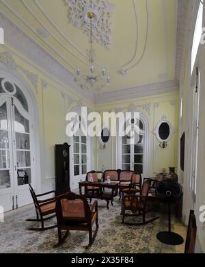 190 sala giallo pallido nell'ex Palazzo del Palacio Ferrer, ora Museo de Artes, decorazione di modanatura bianca, mobili in legno massello. Cienfuegos-Cuba. Foto Stock