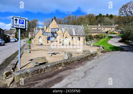 Il White Monk Tea Rooms Blanchland Village Northumberland e l'angolo con le indicazioni per una bella giornata estiva Foto Stock