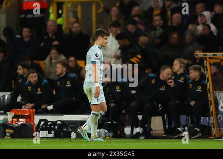 Milos Kerkez di Bournemouth è stato espulso con un cartellino rosso durante la partita di Premier League tra Wolverhampton Wanderers e Bournemouth a Molineux, Wolverhampton, mercoledì 24 aprile 2024. (Foto: Gustavo Pantano | MI News) crediti: MI News & Sport /Alamy Live News Foto Stock