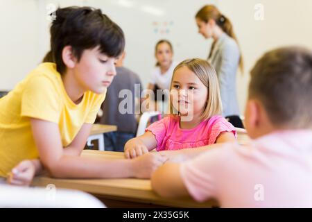 Studenti che svolgono compiti di squadra Foto Stock