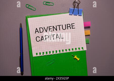 Text Adventure Capital in white paper. Foto Stock