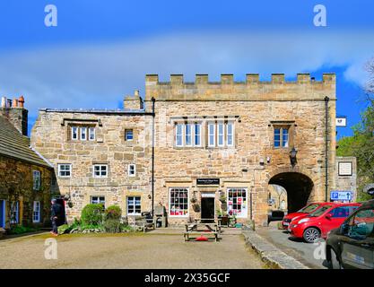 Il Village Store e l'ufficio postale Blanchland Village Northumberland su un incantevole cielo blu e nuvola bianca nelle giornate estive Foto Stock