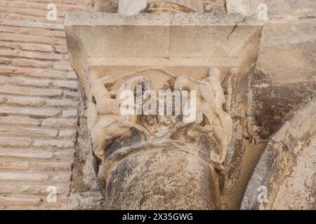 Lotta tra Roland e il gigante Ferragut, Palazzo dei Monarchi di Navarra, città di Estella-Lizarra, Navarra, Spagna settentrionale Foto Stock