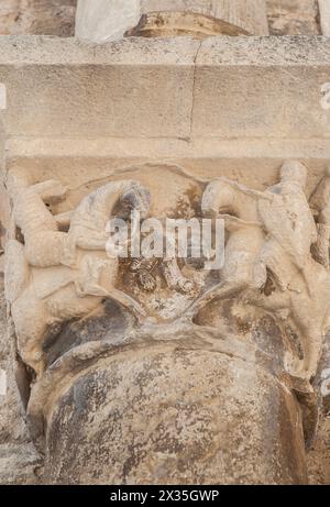 Lotta tra Roland e il gigante Ferragut, Palazzo dei Monarchi di Navarra, città di Estella-Lizarra, Navarra, Spagna settentrionale Foto Stock