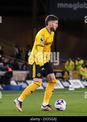 Wolverhampton, Regno Unito. 24 aprile 2024. Wolverhampton, Inghilterra, 24 aprile 2024: Matt Doherty (2 lupi) sul pallone durante la partita di calcio di Premier League tra Wolverhampton Wanderers e Bournemouth allo stadio Molineux di Wolverhampton, Inghilterra (Natalie Mincher/SPP) credito: SPP Sport Press Photo. /Alamy Live News Foto Stock