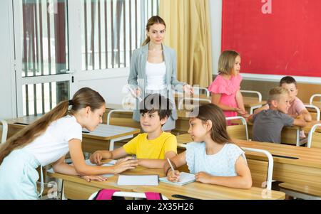 Figli che eseguono attività di gruppo Foto Stock