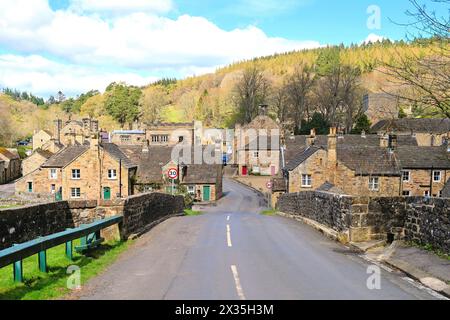 Il ponte e la strada per il villaggio Blanchland Northumberland in una bella giornata estiva con cielo blu e nuvole bianche e il ristorante Lord Crewe Arms Foto Stock