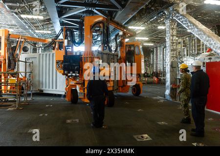 I marinai dirigono il trasporto di una scatola di rifornimento del pacchetto Mine Countermeasure (MCM) nella baia della missione a bordo della nave da combattimento litorale variante Independence USS Canberra (LCS 30) durante il primo imbarco del pacchetto missione MCM, il 23 aprile. Il pacchetto missione MCM è una suite integrata di sistemi e sensori marittimi senza equipaggio che individua, identifica e distrugge le mine nei litorali, aumentando allo stesso tempo la distanza di stallo della nave dall'area di minaccia. Le navi da combattimento Littoral sono combattenti di superficie veloci, con equipaggio ottimale e su misura per la missione, che operano in un ambiente vicino alla costa e all'oceano aperto Foto Stock