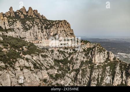 Monastero e abbazia costruiti sul lato delle montagne nella catena montuosa di Montserrat, vicino a Barcellona, Catalogna, Spagna. Foto Stock
