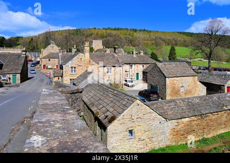 Il ponte e la strada per il villaggio Blanchland Northumberland in una bella giornata estiva con cielo blu e nuvole bianche e il ristorante Lord Crewe Arms Foto Stock