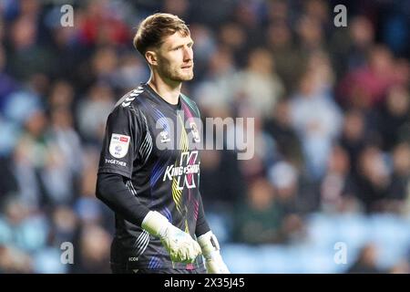 Coventry, Regno Unito. 24 aprile 2024. Bradley Collins di Coventry durante l'EFL Sky Bet Championship match tra Coventry City e Hull City alla Coventry Building Society Arena di Coventry, Inghilterra, il 24 aprile 2024. Foto di Stuart Leggett. Solo per uso editoriale, licenza richiesta per uso commerciale. Non utilizzare in scommesse, giochi o pubblicazioni di singoli club/campionato/giocatori. Crediti: UK Sports Pics Ltd/Alamy Live News Foto Stock