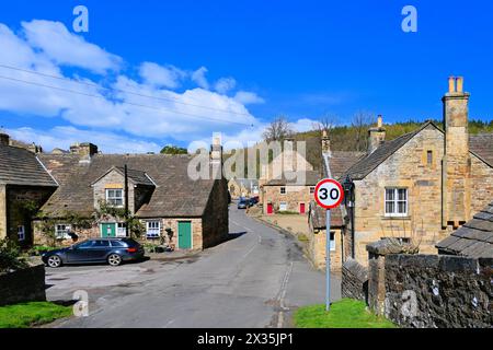 Il ponte e la strada per il villaggio Blanchland Northumberland in una bella giornata estiva con cielo blu e nuvole bianche e il ristorante Lord Crewe Arms Foto Stock