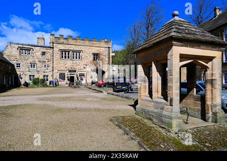 Il Village Store and Post Office Blanchland Village Northumberland in una bella giornata estiva con cielo azzurro e nuvole bianche Foto Stock