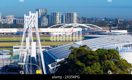 Sydney, Australia. 21 aprile 2024. Il nuovo Twin Arch Bridge sul canale di Alexandra presso l'aeroporto di Sydney (Kingsford Smith) è stato ufficialmente aperto. Il ponte in entrata all'aeroporto è stato aperto nel febbraio 2024, con il ponte in uscita aperto oggi, 21 aprile 2024. I due ponti possono ospitare quattro corsie di traffico ciascuna, ma al momento ogni ponte ha solo due corsie aperte. Il design del Twin Arch Bridge si basava sugli archi del Sydney Harbour Bridge, uno dei punti di riferimento più rappresentativi dell'Australia. Nella foto: Il Twin Arch Bridge visto dall'aeroporto di Sydney. Foto Stock