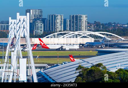 Sydney, Australia. 21 aprile 2024. Il nuovo Twin Arch Bridge sul canale di Alexandra presso l'aeroporto di Sydney (Kingsford Smith) è stato ufficialmente aperto. Il ponte in entrata all'aeroporto è stato aperto nel febbraio 2024, con il ponte in uscita aperto oggi, 21 aprile 2024. I due ponti possono ospitare quattro corsie di traffico ciascuna, ma al momento ogni ponte ha solo due corsie aperte. Il design del Twin Arch Bridge si basava sugli archi del Sydney Harbour Bridge, uno dei punti di riferimento più rappresentativi dell'Australia. Nella foto: Il Twin Arch Bridge visto dall'aeroporto di Sydney. Foto Stock