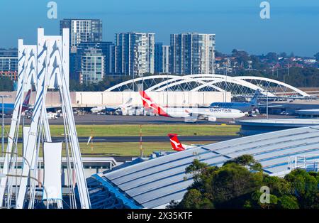 Sydney, Australia. 21 aprile 2024. Il nuovo Twin Arch Bridge sul canale di Alexandra presso l'aeroporto di Sydney (Kingsford Smith) è stato ufficialmente aperto. Il ponte in entrata all'aeroporto è stato aperto nel febbraio 2024, con il ponte in uscita aperto oggi, 21 aprile 2024. I due ponti possono ospitare quattro corsie di traffico ciascuna, ma al momento ogni ponte ha solo due corsie aperte. Il design del Twin Arch Bridge si basava sugli archi del Sydney Harbour Bridge, uno dei punti di riferimento più rappresentativi dell'Australia. Nella foto: Il Twin Arch Bridge visto dall'aeroporto di Sydney. Foto Stock