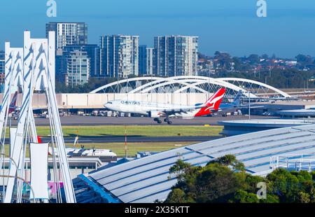 Sydney, Australia. 21 aprile 2024. Il nuovo Twin Arch Bridge sul canale di Alexandra presso l'aeroporto di Sydney (Kingsford Smith) è stato ufficialmente aperto. Il ponte in entrata all'aeroporto è stato aperto nel febbraio 2024, con il ponte in uscita aperto oggi, 21 aprile 2024. I due ponti possono ospitare quattro corsie di traffico ciascuna, ma al momento ogni ponte ha solo due corsie aperte. Il design del Twin Arch Bridge si basava sugli archi del Sydney Harbour Bridge, uno dei punti di riferimento più rappresentativi dell'Australia. Nella foto: Il Twin Arch Bridge visto dall'aeroporto di Sydney. Foto Stock