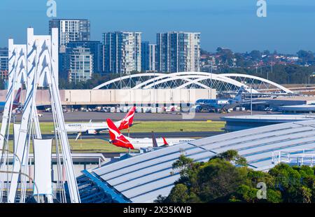 Sydney, Australia. 21 aprile 2024. Il nuovo Twin Arch Bridge sul canale di Alexandra presso l'aeroporto di Sydney (Kingsford Smith) è stato ufficialmente aperto. Il ponte in entrata all'aeroporto è stato aperto nel febbraio 2024, con il ponte in uscita aperto oggi, 21 aprile 2024. I due ponti possono ospitare quattro corsie di traffico ciascuna, ma al momento ogni ponte ha solo due corsie aperte. Il design del Twin Arch Bridge si basava sugli archi del Sydney Harbour Bridge, uno dei punti di riferimento più rappresentativi dell'Australia. Nella foto: Il Twin Arch Bridge visto dall'aeroporto di Sydney. Foto Stock