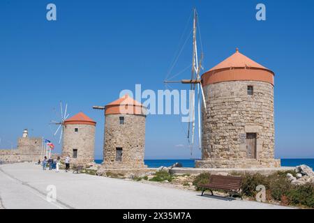 Mulini a vento sul molo al porto di Mandraki, Rodi, Rodi, Dodecaneso, Grecia Foto Stock