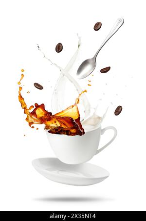 Caffè con latte che spruzza nella tazza e fagioli tostati caduti su sfondo bianco Foto Stock