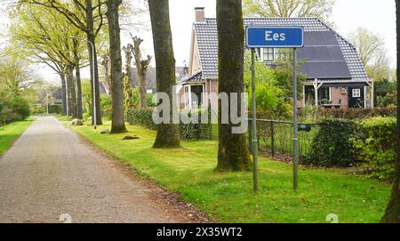 NL, Eesergroen: La primavera caratterizza il paesaggio, le città e gli abitanti della provincia di Drenthe nei Paesi Bassi. Il pittoresco villaggio di EES in Foto Stock