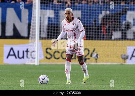 Bergamo, ITALIA, 24 aprile 2024. Dodo (ACF Fiorentina) in azione durante la semifinale di Frecciarossa Coppa Italia tra Atalanta e Fiorentina allo Stadio Gewiss il 24 aprile 2024 a Bergamo. Crediti: Stefano Nicoli/Speed Media/Alamy Live News Foto Stock