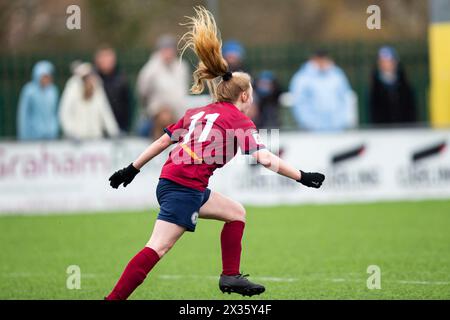 Ellie Preece di Cardiff Met celebra il terzo gol della sua squadra. Cardiff si è incontrata contro Cardiff City nella finale del genera Adrian Trophy al Bryntirion Park Foto Stock