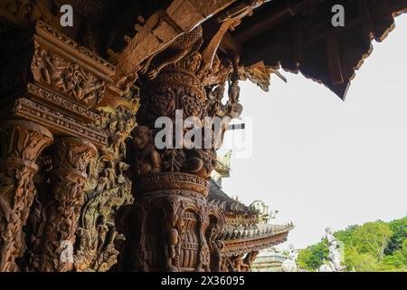 Sculture in legno all'esterno del tempio Santuario della verità a Pattaya, Thailandia Foto Stock