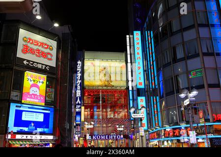 Vista notturna con insegne al neon e cartelloni luminosi a Dotonbori, Chuo Ward, Osaka, Giappone Foto Stock