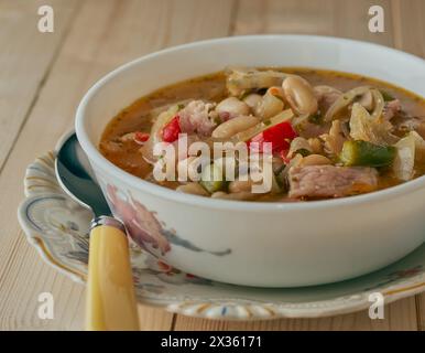 Pancetta e stufato di fagioli in un recipiente. Foto Stock