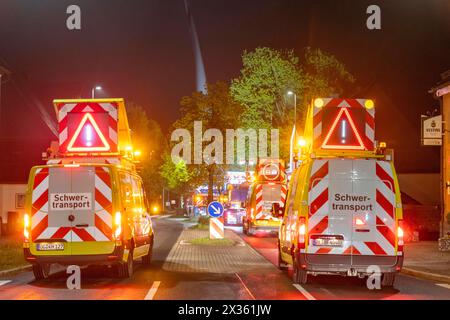 Absicherung und Begleitfahrzeuge bei dem Transport eines 68 Meter langen, 22 T schweren Flügels, eines Windrads, hier a Breckerfeld-Waldbauer, mit einem Selbstfahrer Blade-Lifter Fahrzeug, über eine 40 KM lange Strecke, über 2 Nächte, im Bergischen Land, durch Orte, Dörfer, über Landstraßen, engen Ortsdurchfahrten, zur Baustelle des Windrads bei Hagen, NRW, Deutschland, Windrad Transport *** veicoli di protezione e di scorta durante il trasporto di una pala di 68 metri di lunghezza, 22 tonnellate, di una turbina eolica, qui a Breckerfeld Waldbauer, con un veicolo semovente a lama, lungo un percorso di 40 KM, Foto Stock