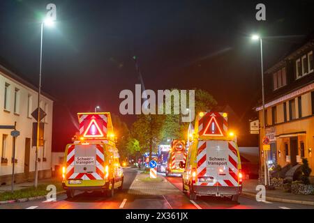 Absicherung und Begleitfahrzeuge bei dem Transport eines 68 Meter langen, 22 T schweren Flügels, eines Windrads, hier a Breckerfeld-Waldbauer, mit einem Selbstfahrer Blade-Lifter Fahrzeug, über eine 40 KM lange Strecke, über 2 Nächte, im Bergischen Land, durch Orte, Dörfer, über Landstraßen, engen Ortsdurchfahrten, zur Baustelle des Windrads bei Hagen, NRW, Deutschland, Windrad Transport *** veicoli di protezione e di scorta durante il trasporto di una pala di 68 metri di lunghezza, 22 tonnellate, di una turbina eolica, qui a Breckerfeld Waldbauer, con un veicolo semovente a lama, lungo un percorso di 40 KM, Foto Stock