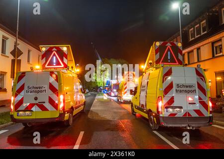 Absicherung und Begleitfahrzeuge bei dem Transport eines 68 Meter langen, 22 T schweren Flügels, eines Windrads, hier a Breckerfeld-Waldbauer, mit einem Selbstfahrer Blade-Lifter Fahrzeug, über eine 40 KM lange Strecke, über 2 Nächte, im Bergischen Land, durch Orte, Dörfer, über Landstraßen, engen Ortsdurchfahrten, zur Baustelle des Windrads bei Hagen, NRW, Deutschland, Windrad Transport *** veicoli di protezione e di scorta durante il trasporto di una pala di 68 metri di lunghezza, 22 tonnellate, di una turbina eolica, qui a Breckerfeld Waldbauer, con un veicolo semovente a lama, lungo un percorso di 40 KM, Foto Stock