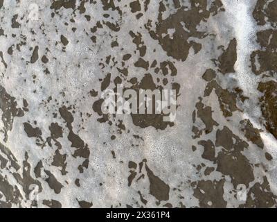 Vista ravvicinata dello sfondo con consistenza di acqua di mare spumeggiante Foto Stock