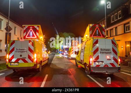 Absicherung und Begleitfahrzeuge bei dem Transport eines 68 Meter langen, 22 T schweren Flügels, eines Windrads, hier a Breckerfeld-Waldbauer, mit einem Selbstfahrer Blade-Lifter Fahrzeug, über eine 40 KM lange Strecke, über 2 Nächte, im Bergischen Land, durch Orte, Dörfer, über Landstraßen, engen Ortsdurchfahrten, zur Baustelle des Windrads bei Hagen, NRW, Deutschland, Windrad Transport *** veicoli di protezione e di scorta durante il trasporto di una pala di 68 metri di lunghezza, 22 tonnellate, di una turbina eolica, qui a Breckerfeld Waldbauer, con un veicolo semovente a lama, lungo un percorso di 40 KM, Foto Stock