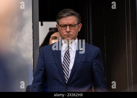 Il presidente della camera DEGLI STATI UNITI Mike Johnson arriva per un briefing alla Columbia University di New York il 24 aprile 2024. Lui e i suoi colleghi invitano il presidente dell'università Nemat "Minouche" Shafik a dimettersi poiché hanno detto che non è in grado di controllare la situazione all'università dove molti studenti hanno istituito un accampamento chiedendo diversi finanziamenti universitari da parte di aziende che sostengono Israele e sostengono la Palestina cantando slogan "dal fiume al mare" essenzialmente invocando l’eliminazione dello Stato di Israele. Tutte le classi, inclusi gli esami finali, sono state spostate online. Foto Stock