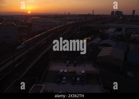 Shinkansen (treno proiettile) durante il tramonto nella prefettura di Saitama, Giappone Foto Stock